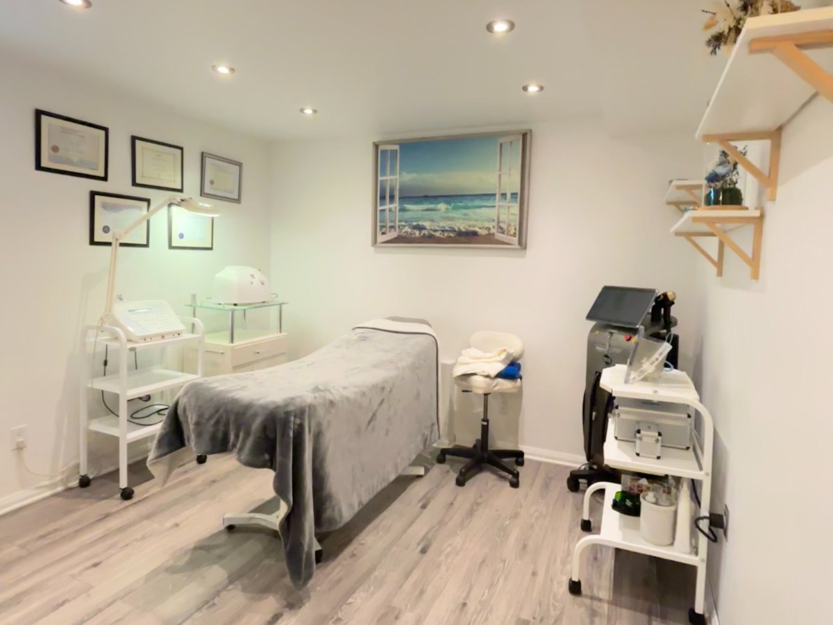 Le lit de soins, et les appareils autour
